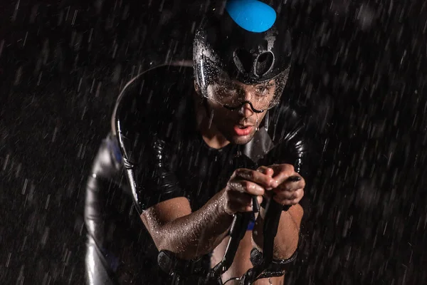 Triatlet Odolávající Dešti Který Noci Připravuje Nadcházející Maraton Rozmazané Kapky — Stock fotografie