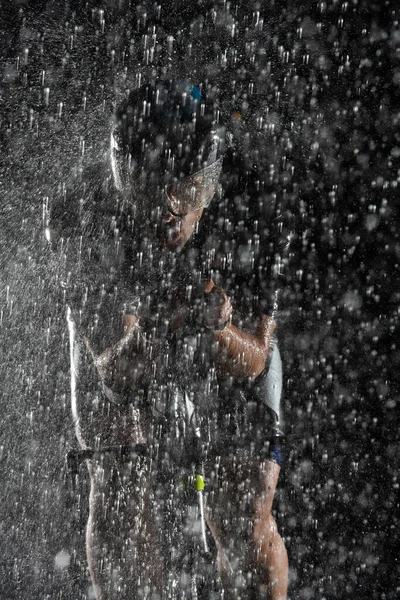 Триатлонист Храбрый Дождем Катается Всю Ночь Готовясь Предстоящему Марафону Капли — стоковое фото