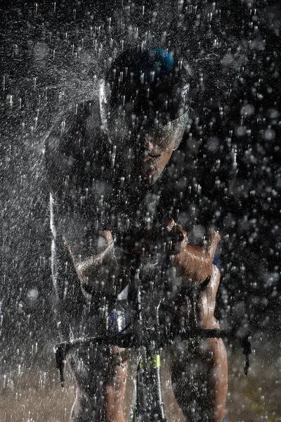 Ein Triathlet Der Dem Regen Trotzt Während Durch Die Nacht — Stockfoto