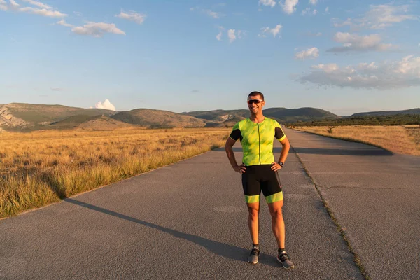 Triathlete Vilar Efter Utmattande Träning För Det Kommande Maraton Högkvalitativt — Stockfoto