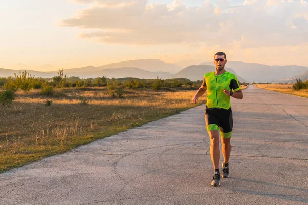 Triathlet Professioneller Ausrüstung Läuft Frühmorgens Bereitet Sich Auf Einen Marathon — Stockfoto
