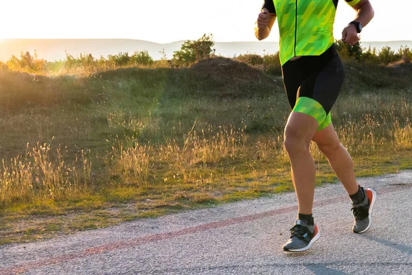 Triatlet Professionelt Udstyr Der Løber Tidligt Morgenen Forbereder Sig Maraton - Stock-foto