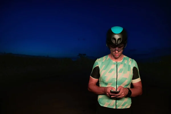 Triatleta Usando Smartphone Enquanto Faz Uma Pausa Treinamento Ciclismo Noturno — Fotografia de Stock