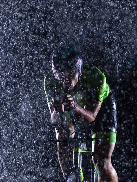 Triatlet Kjemper Mot Regnet Mens Han Sykler Gjennom Natten Forbereder – stockfoto