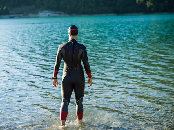 Een Triatlonzwemmer Die Zich Voorbereidt Een Riviertraining Zich Klaar Maken — Stockfoto