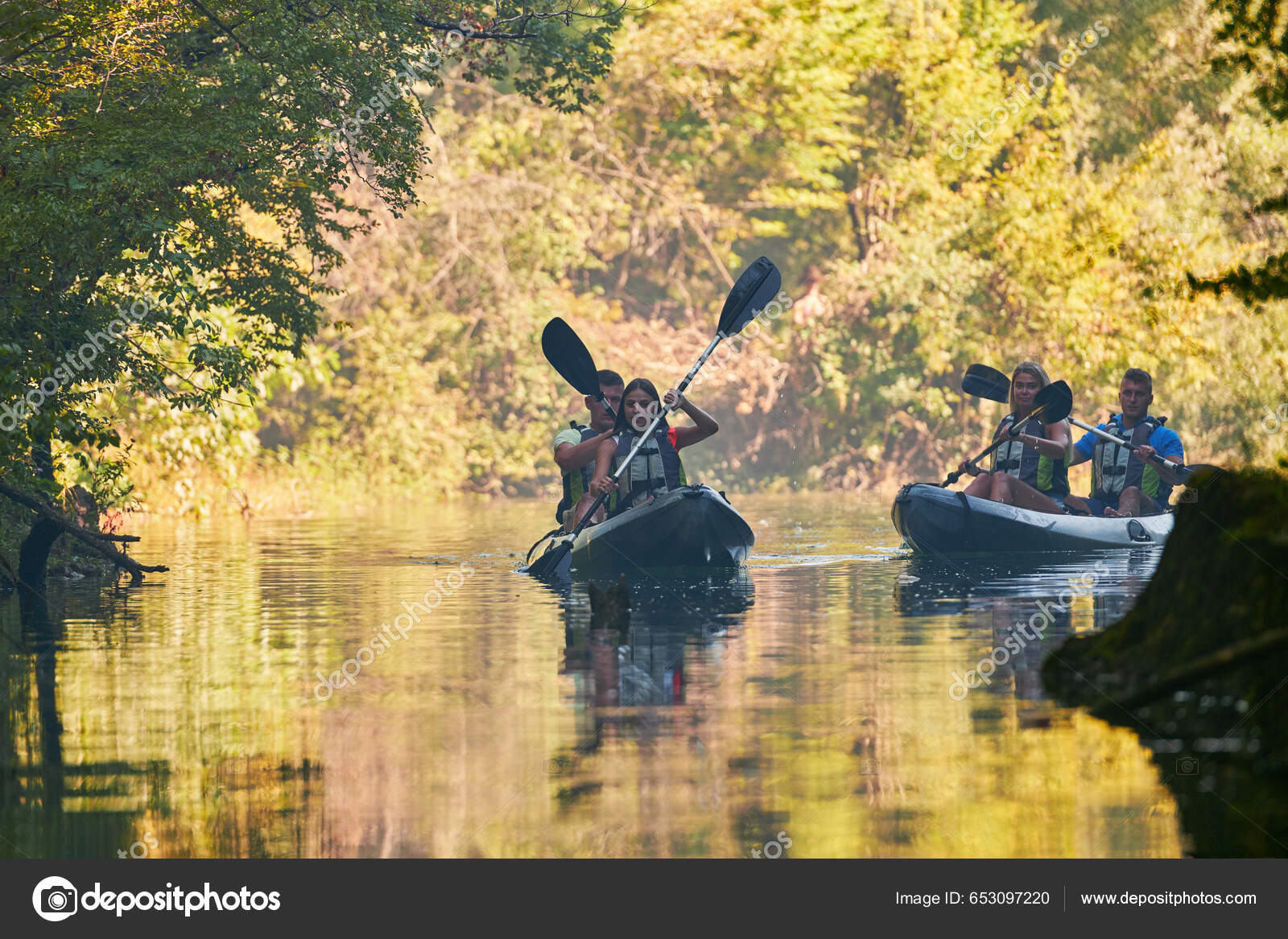 Grupo Amigos Disfrutando Divertirse Hacer Kayak Mientras Exploran Río  Tranquilo: fotografía de stock © .shock #653097220 | Depositphotos