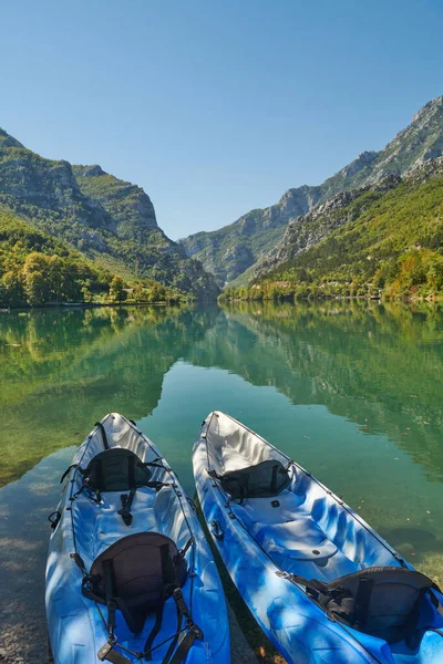 Ein Idyllisches Foto Von Zwei Kajaks Ufer Des Flusses Hintergrund — Stockfoto