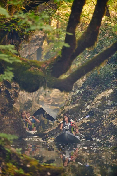 Grupo Amigos Que Gostam Divertir Andar Caiaque Enquanto Exploram Rio — Fotografia de Stock