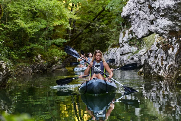 Groupe Amis Profitant Plaisir Kayak Tout Explorant Rivière Calme Forêt — Photo