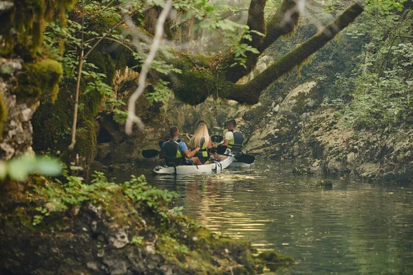 Skupina Přátel Baví Kajak Při Poznávání Klidné Řeky Okolního Lesa — Stock fotografie