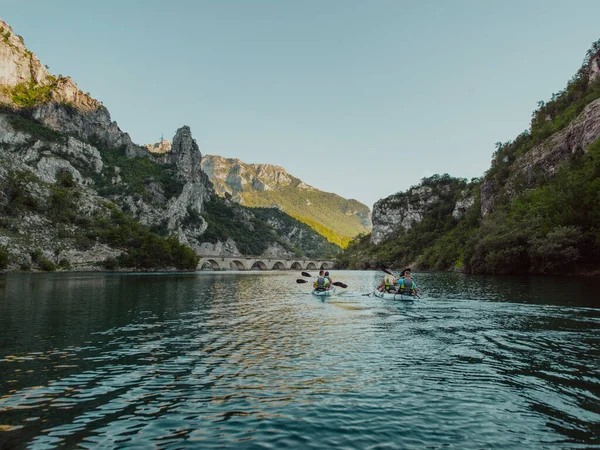 Bir grup arkadaş, sakin nehri, ormanı ve büyük doğal nehir kanyonlarını keşfederken eğleniyor ve kayak yapıyor.. 