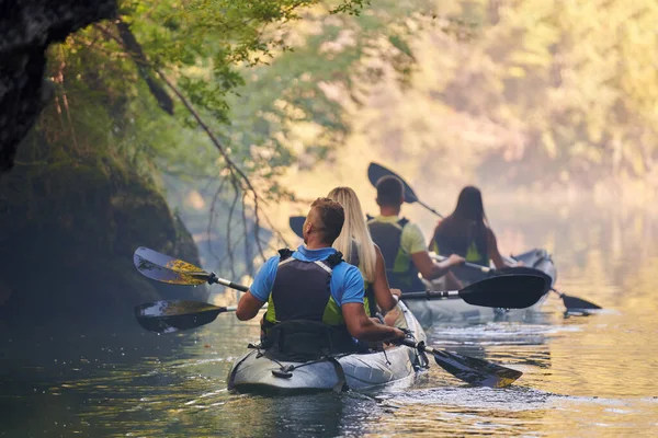 Група Друзів Насолоджується Розвагами Каяками Досліджуючи Спокійну Річку Навколишні Ліси — стокове фото