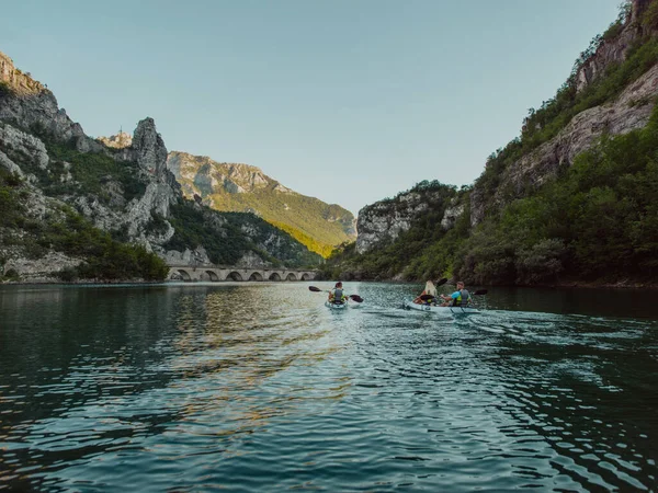 Bir grup arkadaş, sakin nehri, ormanı ve büyük doğal nehir kanyonlarını keşfederken eğleniyor ve kayak yapıyor.. 