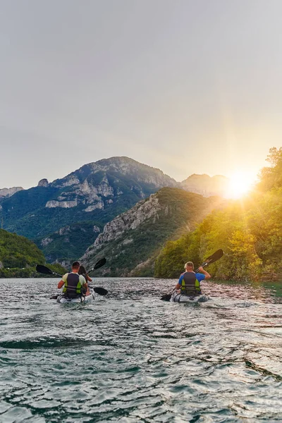 Gruppo Amici Che Divertono Fanno Kayak Esplorando Fiume Calmo Foresta — Foto Stock