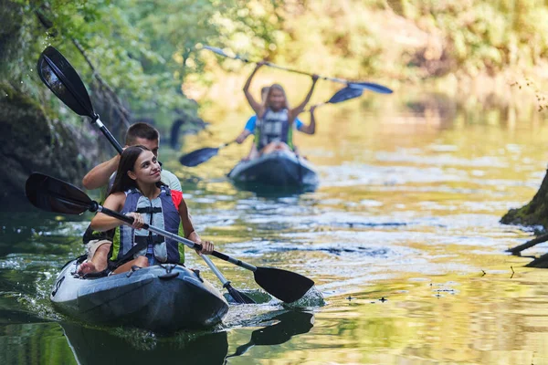 Grupo Amigos Disfrutando Divertirse Hacer Kayak Mientras Exploran Río Tranquilo — Foto de Stock