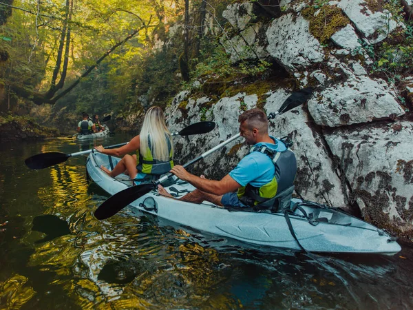 Young Couple Enjoying Idyllic Kayak Ride Middle Beautiful River Surrounded — Stock Photo, Image