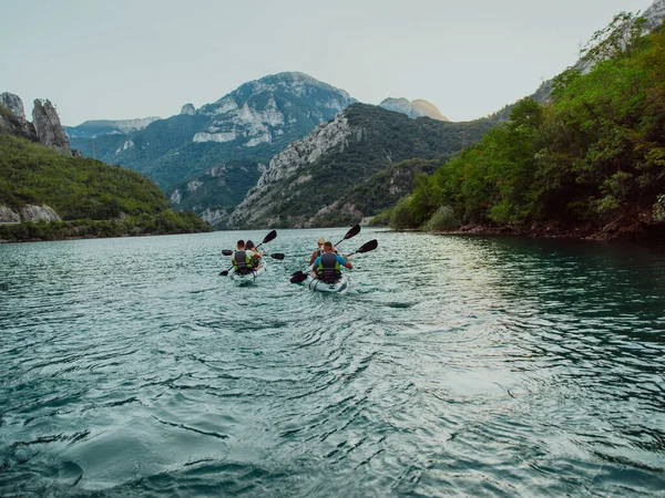 Grupo Amigos Desfrutando Diversão Caiaque Explorando Rio Calmo Floresta Circundante — Fotografia de Stock