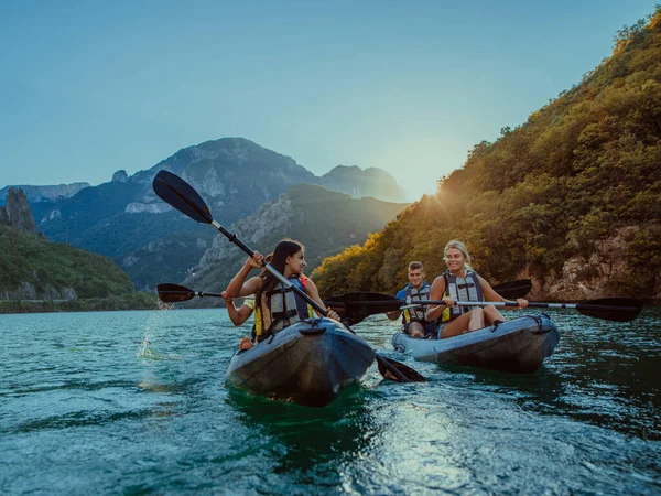 Groupe Amis Profitant Plaisir Kayak Explorant Rivière Calme Forêt Environnante — Photo