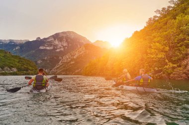 Bir grup arkadaş, sakin nehri, çevresindeki ormanı ve büyük doğal nehir kanyonlarını gezerek gün batımının keyfini çıkarıyorlar.