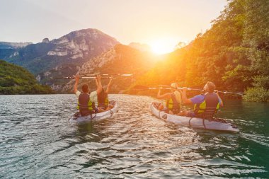 Bir grup arkadaş, sakin nehri, çevresindeki ormanı ve büyük doğal nehir kanyonlarını gezerek gün batımının keyfini çıkarıyorlar.