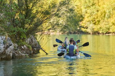 Bir grup arkadaş, sakin nehri, ormanı ve büyük doğal nehir kanyonlarını keşfederken eğleniyor ve kayak yapıyor.. 