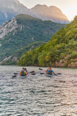 Bir grup arkadaş, sakin nehri, ormanı ve büyük doğal nehir kanyonlarını keşfederken eğleniyor ve kayak yapıyor.. 
