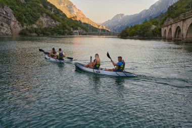 Bir grup arkadaş, sakin nehri, ormanı ve büyük doğal nehir kanyonlarını keşfederken eğleniyor ve kayak yapıyor.. 