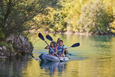 Bir grup arkadaş, sakin nehri, ormanı ve büyük doğal nehir kanyonlarını keşfederken eğleniyor ve kayak yapıyor.. 