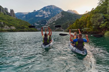 Bir grup arkadaş, sakin nehri, çevresindeki ormanı ve büyük doğal nehir kanyonlarını gezerek gün batımının keyfini çıkarıyorlar.