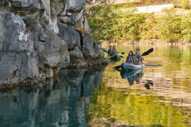 Bir grup arkadaş, sakin nehri, ormanı ve büyük doğal nehir kanyonlarını keşfederken eğleniyor ve kayak yapıyor.. 