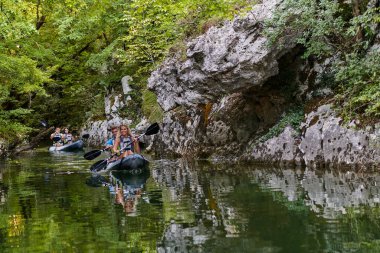 Bir grup arkadaş, sakin nehri, ormanı ve büyük doğal nehir kanyonlarını keşfederken eğleniyor ve kayak yapıyor.. 