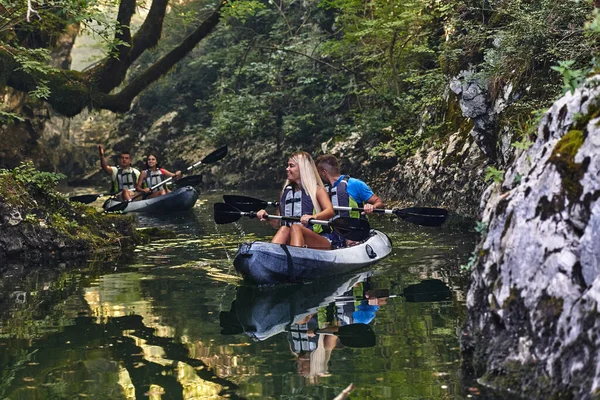 Grupo Amigos Disfrutando Divertirse Hacer Kayak Mientras Exploran Río Tranquilo —  Fotos de Stock