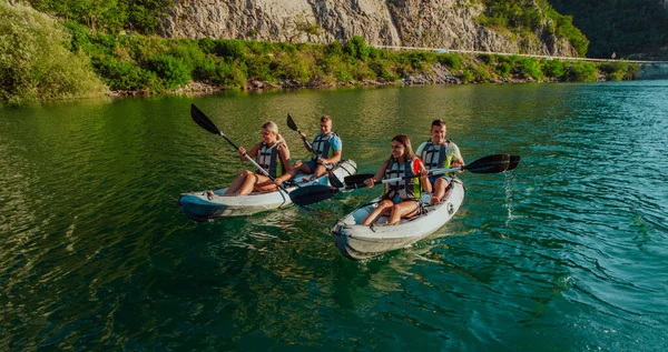 Grupo Amigos Disfrutando Diversión Kayak Explorando Río Tranquilo Bosque Circundante — Foto de Stock