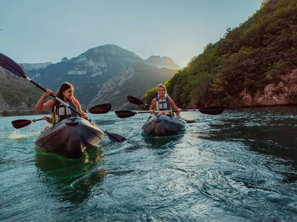 Grupp Vänner Njuter Skoj Och Kajakpaddling Utforska Den Lugna Floden — Stockfoto