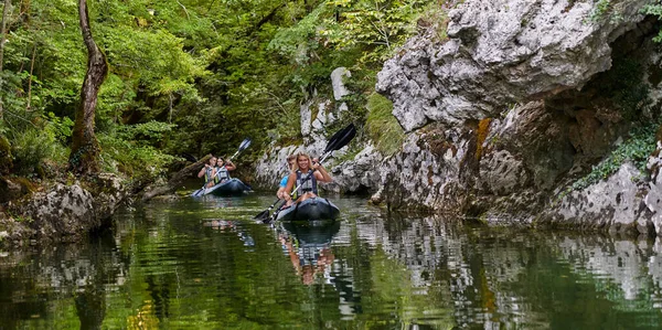 Skupina Přátel Baví Kajak Při Poznávání Klidné Řeky Okolního Lesa — Stock fotografie