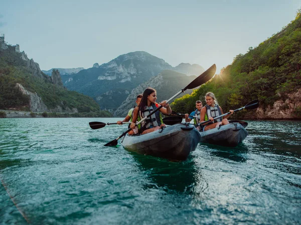 Grupo Amigos Disfrutando Diversión Kayak Explorando Río Tranquilo Bosque Circundante — Foto de Stock