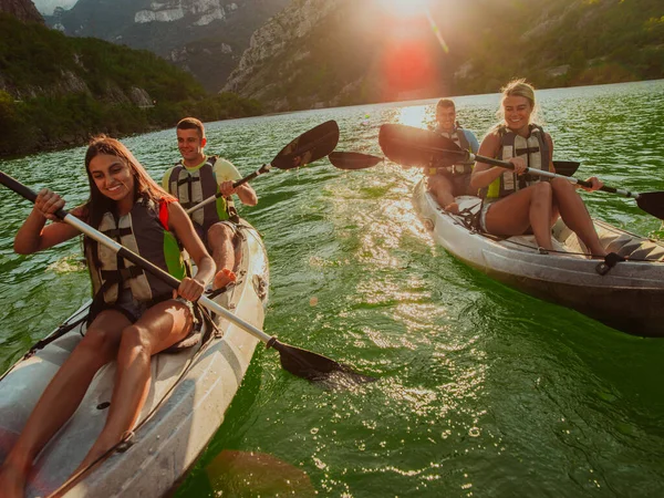 Grupo Amigos Disfrutando Diversión Kayak Explorando Río Tranquilo Bosque Circundante —  Fotos de Stock