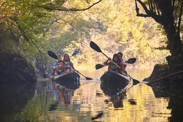 Bir Grup Arkadaş Sakin Nehri Ormanı Büyük Doğal Nehir Kanyonlarını — Stok fotoğraf