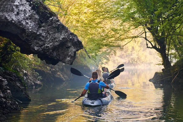 Groupe Amis Profitant Plaisir Kayak Tout Explorant Rivière Calme Forêt — Photo