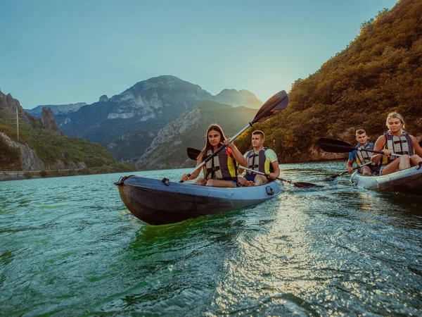 Grupo Amigos Desfrutando Diversão Caiaque Explorando Rio Calmo Floresta Circundante — Fotografia de Stock