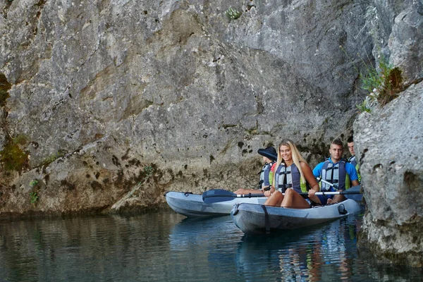 Grupo Amigos Disfrutando Divertirse Hacer Kayak Mientras Exploran Río Tranquilo —  Fotos de Stock