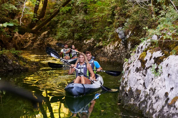 Grupo Amigos Disfrutando Divertirse Hacer Kayak Mientras Exploran Río Tranquilo — Foto de Stock
