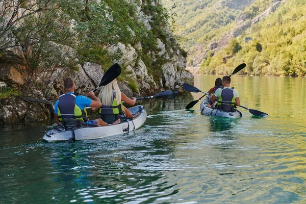 Grupa Przyjaciół Bawiących Się Dobrze Pływających Kajakiem Podczas Zwiedzania Spokojnej — Zdjęcie stockowe