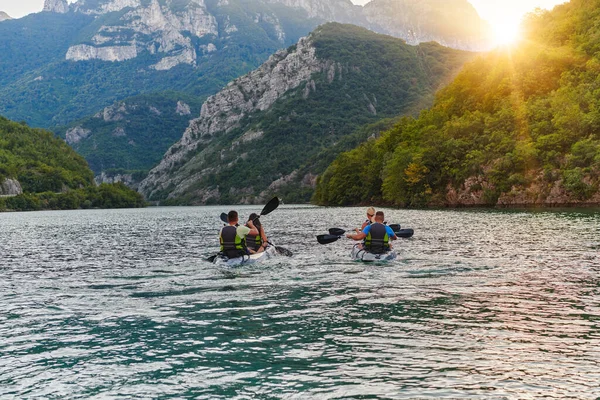 Grupo Amigos Disfrutando Diversión Kayak Explorando Río Tranquilo Bosque Circundante —  Fotos de Stock