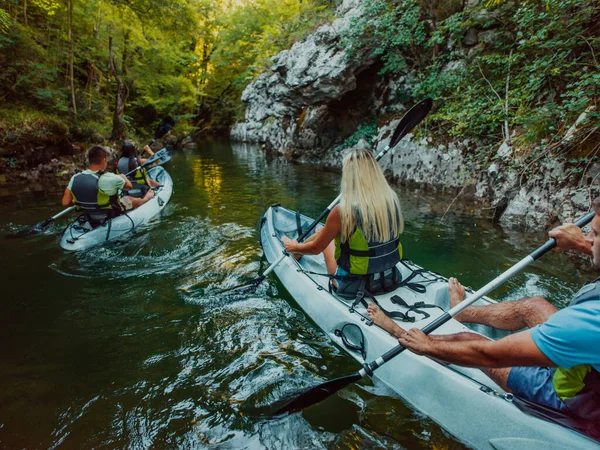 Bir Grup Arkadaş Sakin Nehri Ormanı Büyük Doğal Nehir Kanyonlarını — Stok fotoğraf