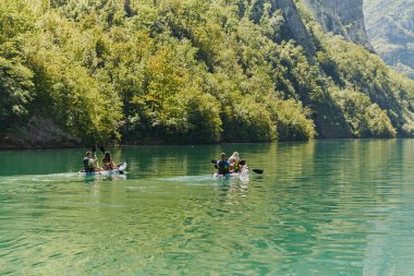 Bir grup arkadaş, sakin nehri, ormanı ve büyük doğal nehir kanyonlarını keşfederken eğleniyor ve kayak yapıyor.. 