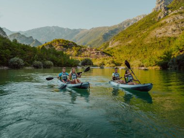 Bir grup arkadaş, sakin nehri, ormanı ve büyük doğal nehir kanyonlarını keşfederken eğleniyor ve kayak yapıyor.. 