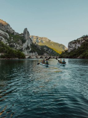 Bir grup arkadaş, sakin nehri, ormanı ve büyük doğal nehir kanyonlarını keşfederken eğleniyor ve kayak yapıyor..