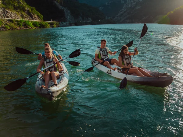 Gruppo Amici Che Divertono Fanno Kayak Esplorando Fiume Calmo Foresta — Foto Stock