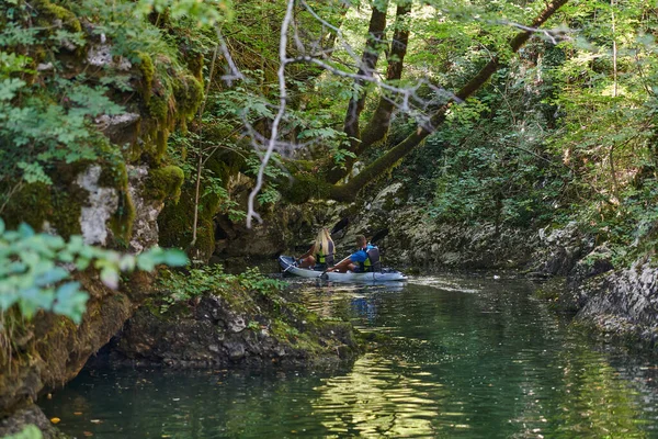 Genç Bir Çift Orman Yeşiliyle Çevrili Güzel Bir Nehrin Ortasında — Stok fotoğraf